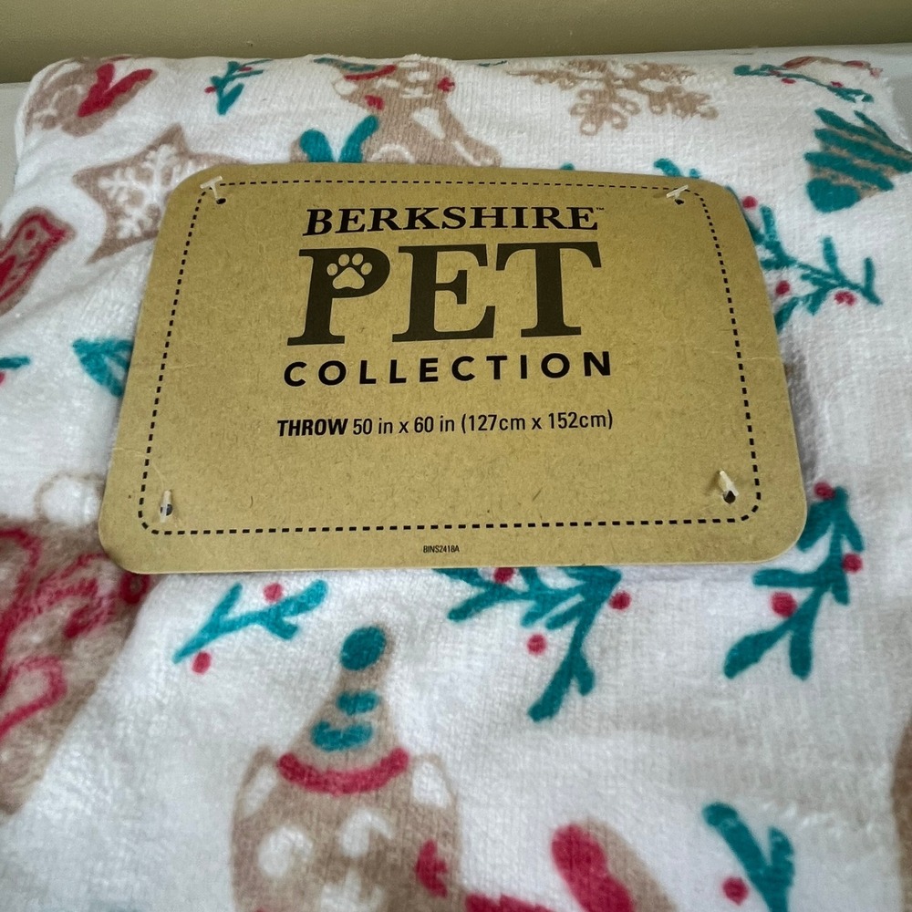 Berkshire Pet Christmas Holiday Cat Dog Gingerbread Throw Blanket Sherpa Backed